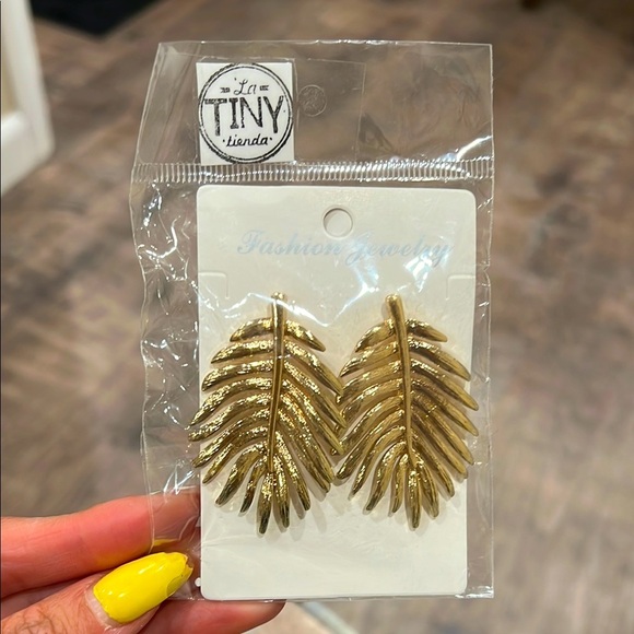 3/$28🌺Gold Leaf Earrings🌺 - Picture 1 of 2